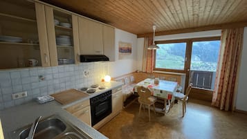 KĂŒhlschrank, Mikrowelle, Ofen, Herdplatte