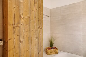 Badewanne, Haartrockner, Handtücher