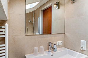 Dusche, kostenlose Toilettenartikel, Haartrockner, Handtücher