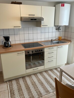 Køleskab, mikrobølgeovn, ovn, kogeplade