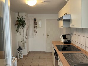 Jääkaappi, mikroaaltouuni, uuni, liesi