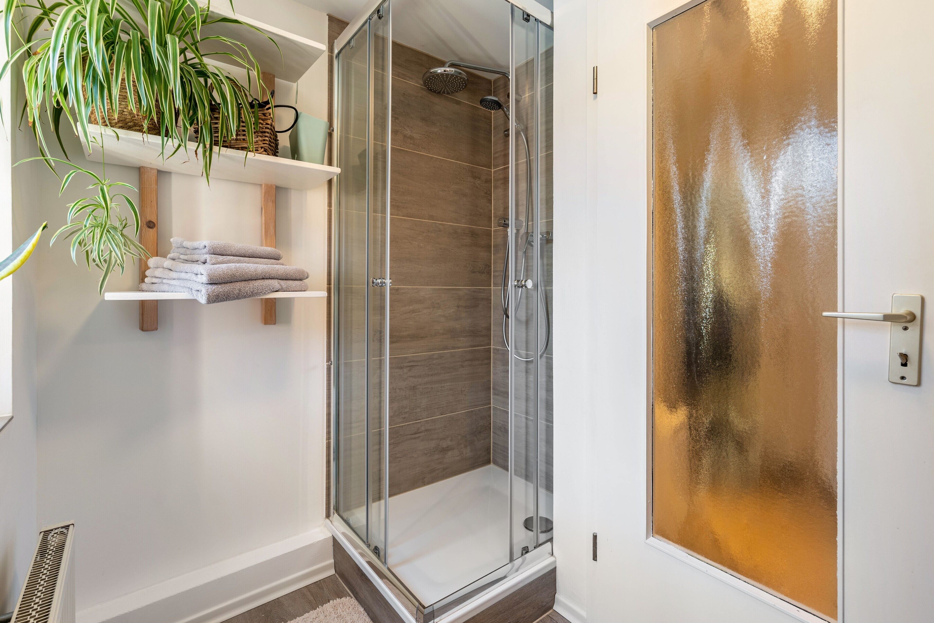 Een douche, een haardroger, handdoeken