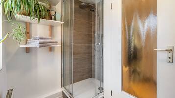 Een douche, een haardroger, handdoeken