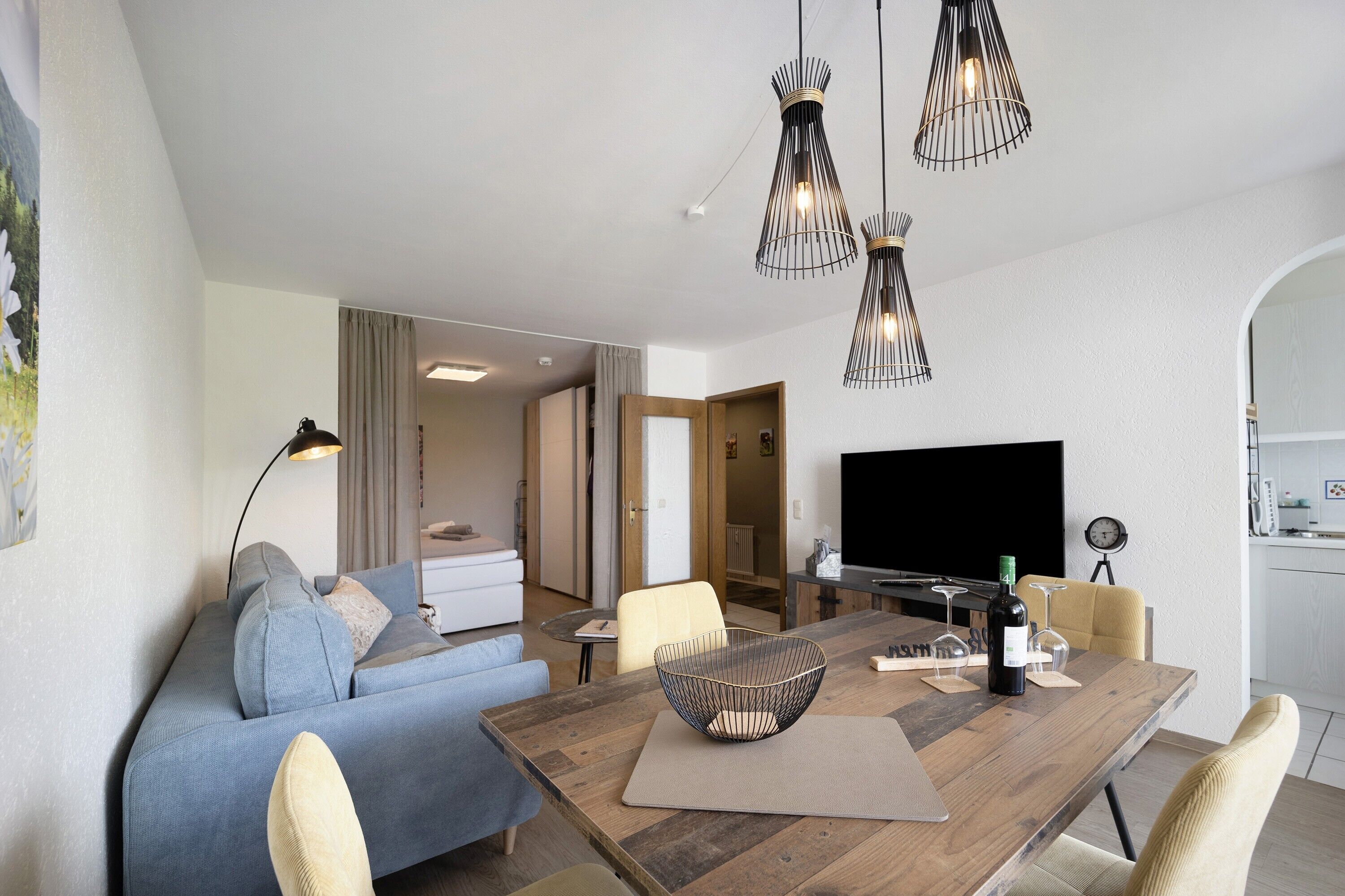 Een televisie en een tafeltennistafel