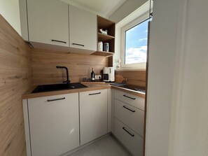 Fridge, stovetop, dishwasher, coffee/tea maker - Landliebe – Studio Apartment Near the Lake, Indoor Pool & Sauna (Petersthal)