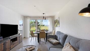 Tv och ett bordtennisbord