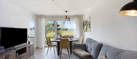 Fernseher, Tischtennisplatte