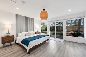 5 bedrooms, iron/ironing board, WiFi, bed sheets