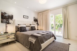 3 bedrooms, in-room safe, desk, iron/ironing board - Luxury Beach Home w/ Heated Saltwater Pool & Amazing Location; NYC Abstract Art (Fort Lauderdale)