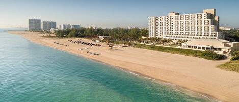 Una playa cerca, sillas reclinables de playa, toallas de playa