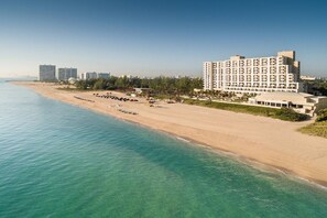 Beach nearby, sun-loungers, beach towels
