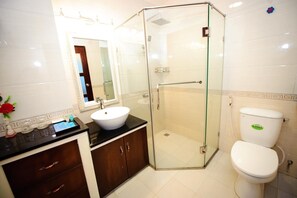 Habitación familiar, 2 camas dobles | Baño | Ducha, artículos de higiene personal gratuitos y secador de pelo