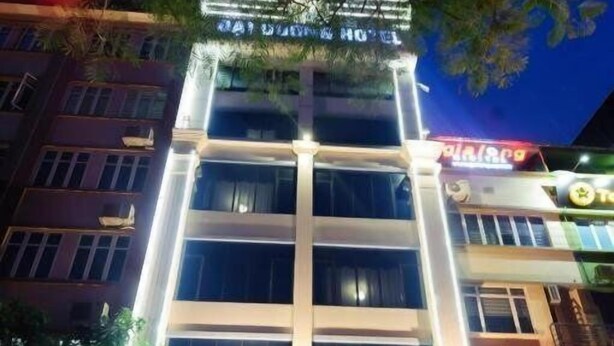 Un hôtel à plusieurs étages, reconnaissable à son enseigne bien visible où l’on peut lire « DAI DUONG HOTEL ».