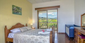 5 bedrooms, iron/ironing board, Internet, bed sheets