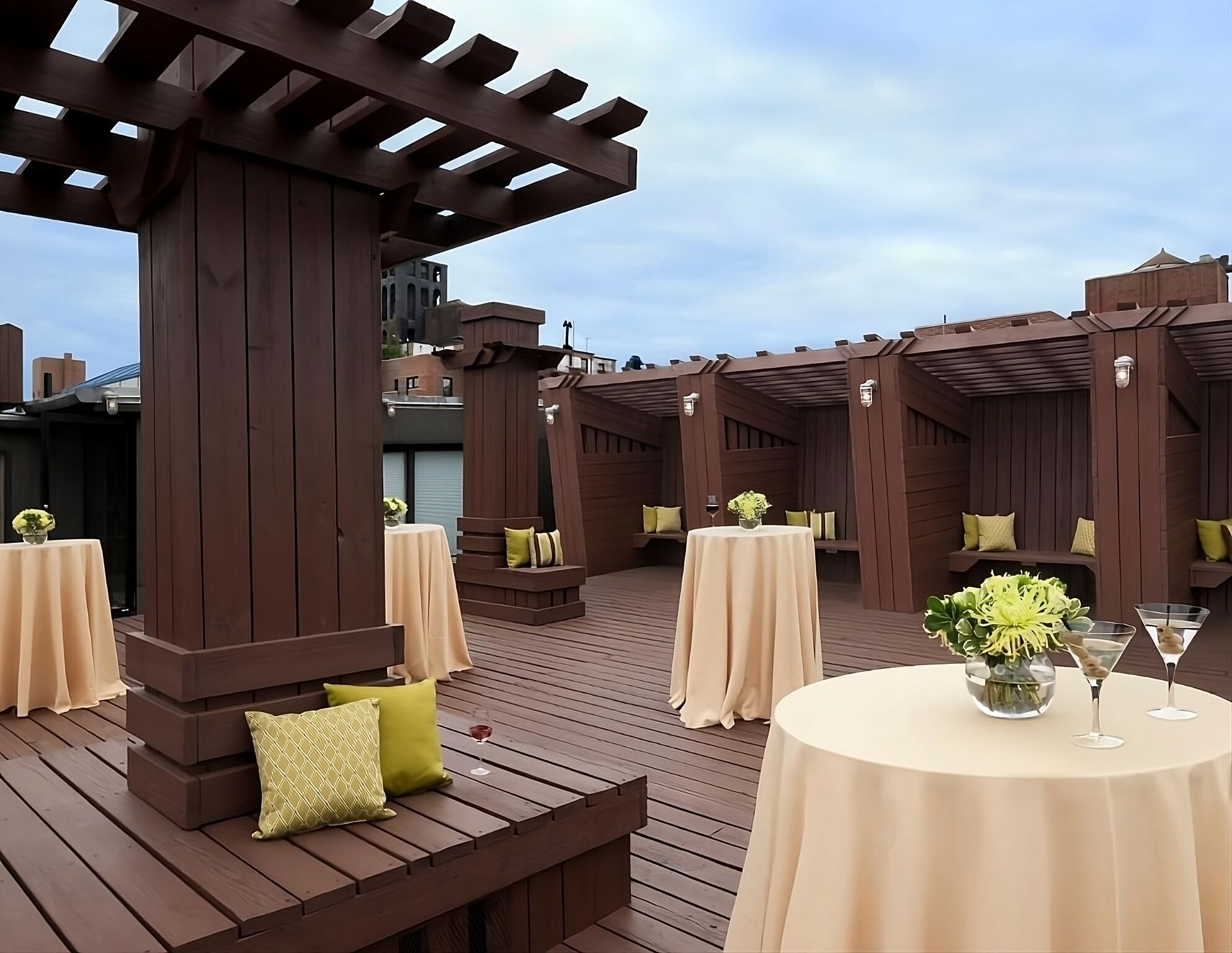 Family Retreat! 2 Exquisite Units, Bar/Lounge, Near Sony Imax Theatre