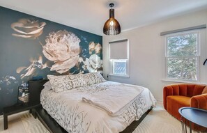 2 makuuhuonetta, tallelokero huoneessa, silitysrauta/-lauta