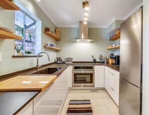 Jääkaappi, mikroaaltouuni, uuni, liesi