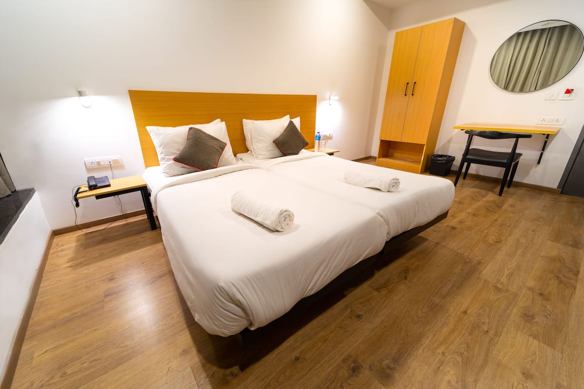 Desk, soundproofing, free WiFi, bed sheets