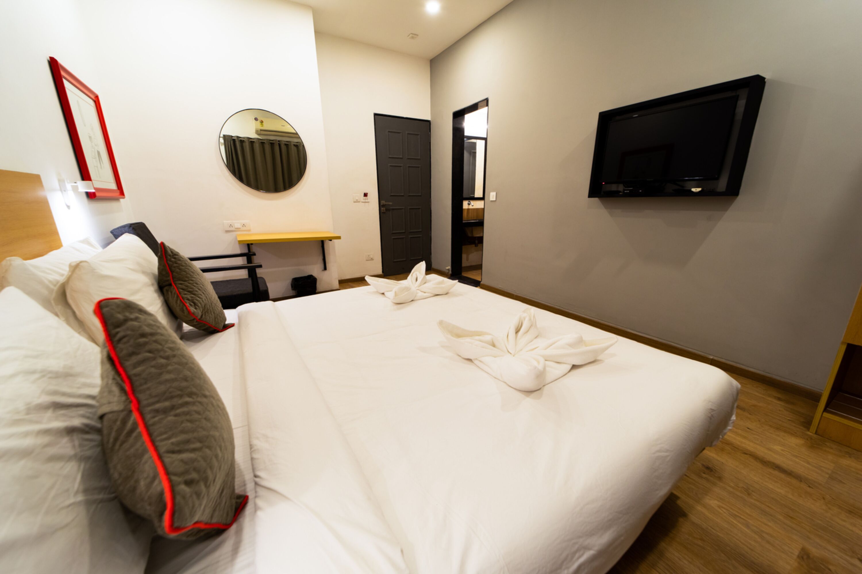 deluxe room | desk, soundproofing, free wifi, bed sheets