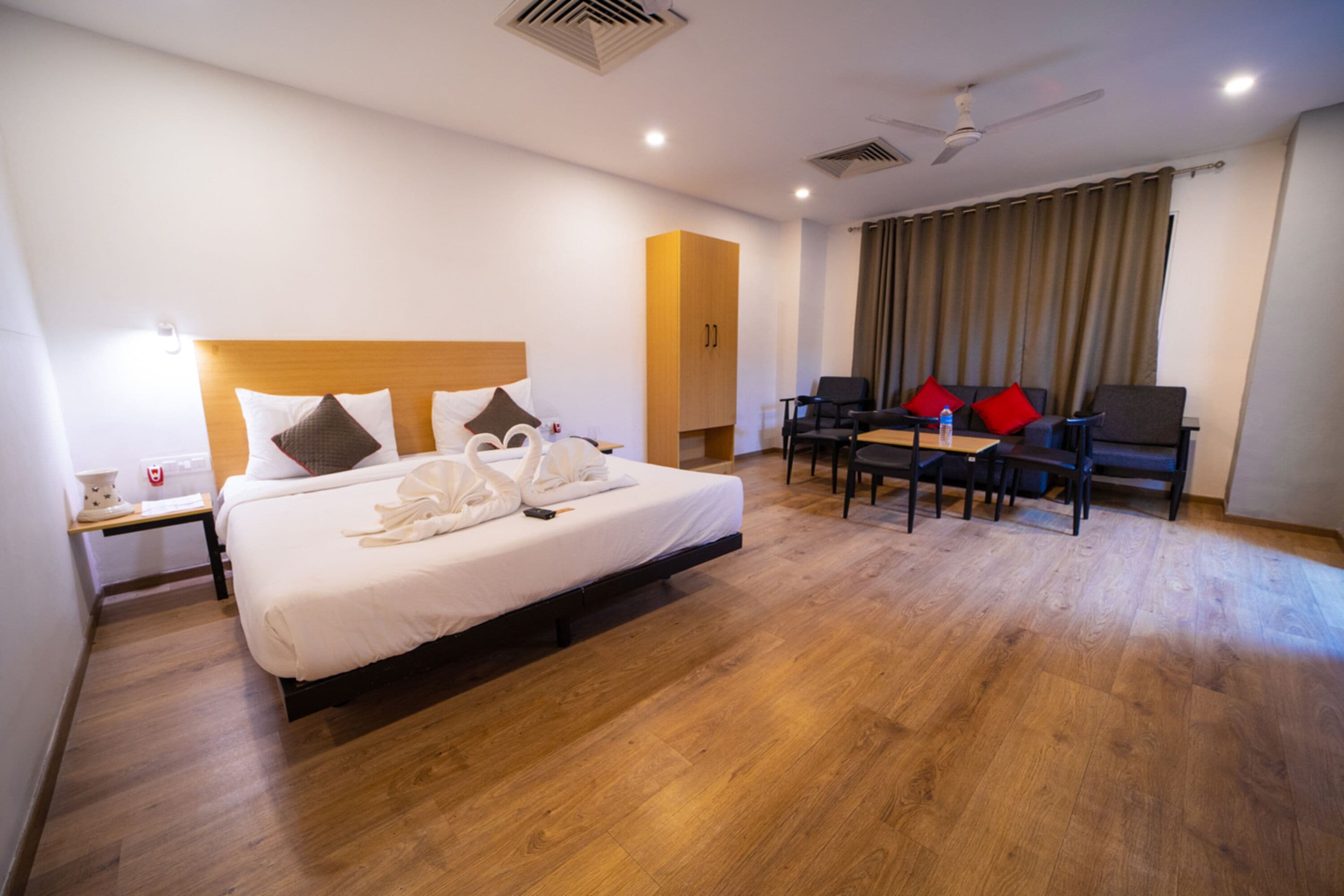 family room | desk, soundproofing, free wifi, bed sheets