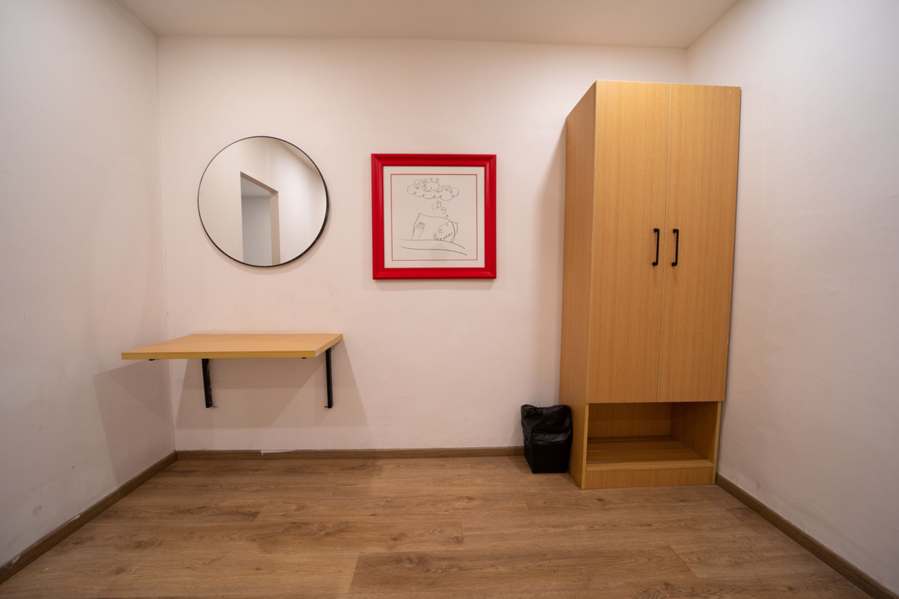 family room | desk, soundproofing, free wifi, bed sheets