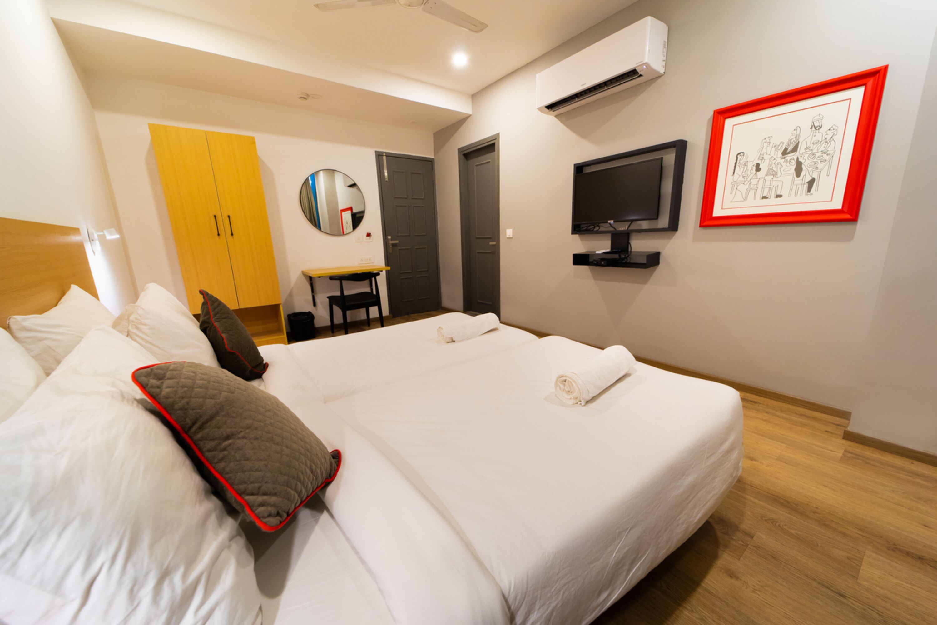 twin room | desk, soundproofing, free wifi, bed sheets