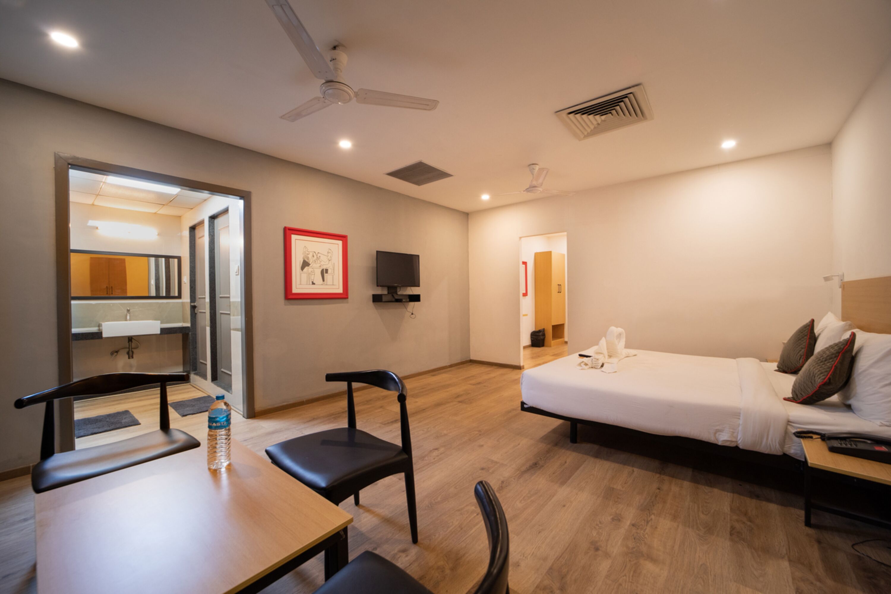 family room | desk, soundproofing, free wifi, bed sheets