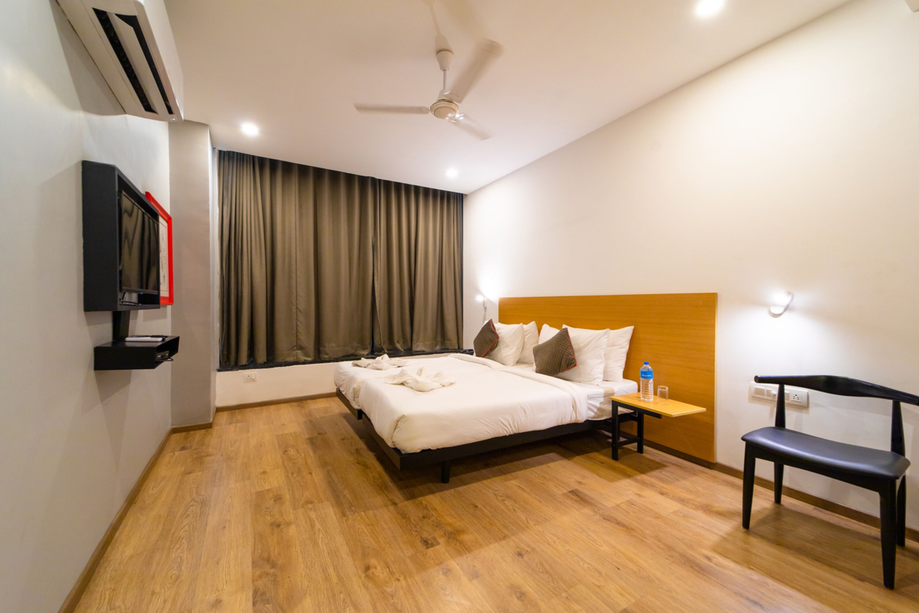 deluxe room | desk, soundproofing, free wifi, bed sheets