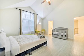 4 Schlafzimmer, Schreibtisch, Reisekinderbett, Internetzugang