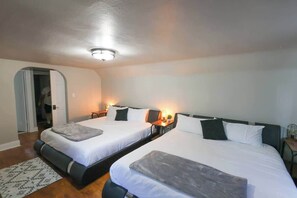 4 bedrooms, desk, iron/ironing board, WiFi