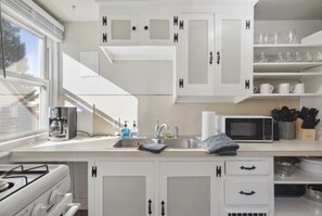 Fridge, microwave, oven, stovetop - North Fairview- 4 King Beds (Lansing)