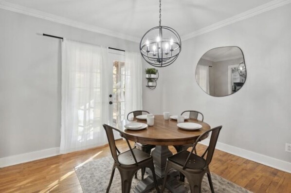 Dining - North Fairview- 4 King Beds (Lansing)