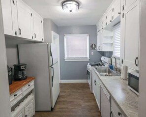 Fridge, microwave, oven, stovetop - Fairview I 5 Beds I 2 Kitchens (Lansing)