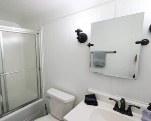 Haartrockner, Handtücher, Seife, Shampoo