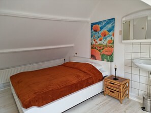 2 bedrooms, travel crib, free WiFi, bed sheets