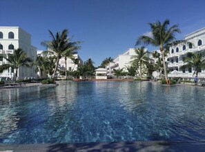 Una piscina al aire libre