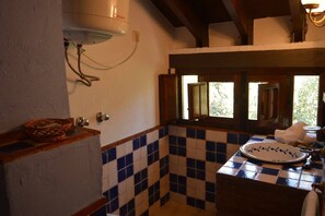 Tina con regadera, secadora de cabello, toallas 