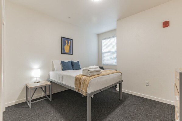 Room - Modern Apartment With Upgraded Amenities Near CSU (Chico)