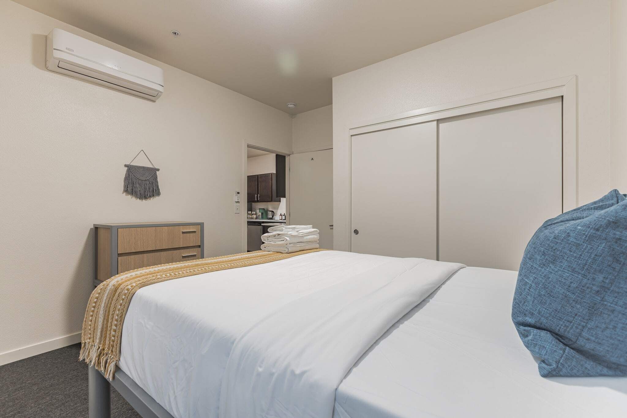 4 bedrooms, laptop workspace, bed sheets