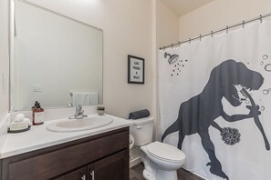 Departamento (4 Bedrooms) | Baño | Tina con regadera y toallas