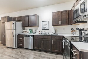 Microondas, horno y cafetera y tetera 