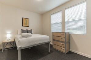 4 habitaciones, espacio para trabajar con laptop y ropa de cama