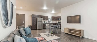 現代化公寓，設施升級，靠近 CSU