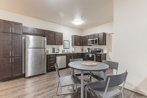 Microondas, horno y cafetera y tetera