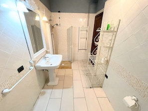 Apartment, 2 Bedrooms, Accessible, Smoking | Bathroom