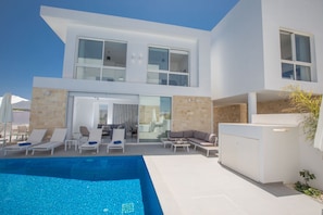 Villa, 4 habitaciones, piscina privada, vistas al jardín | Piscina | Una piscina al aire libre