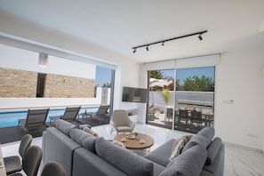 Villa, 4 habitaciones, alberca privada, vista al jardín | Área de sala de estar