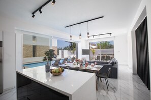 Villa - 4 sovrum - privat pool - utsikt mot trädgården | Eget kök