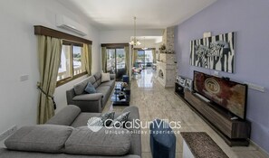 Villa, 5 habitaciones, para fumadores, alberca privada | Área de sala de estar