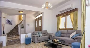 Villa, 5 habitaciones, para fumadores, alberca privada | Área de sala de estar